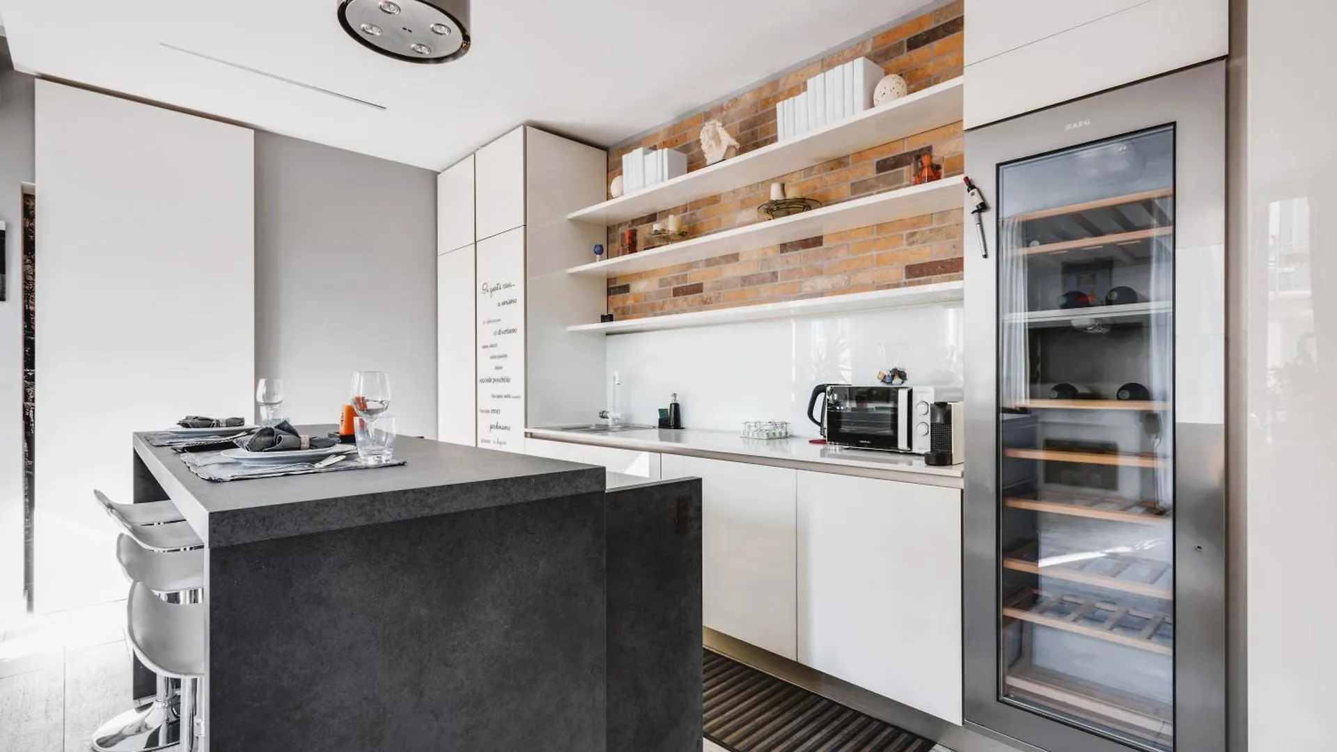 Elegant Apartment In Milan Center