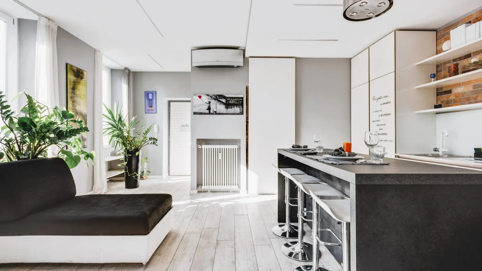Elegant Apartment In Milan Center
