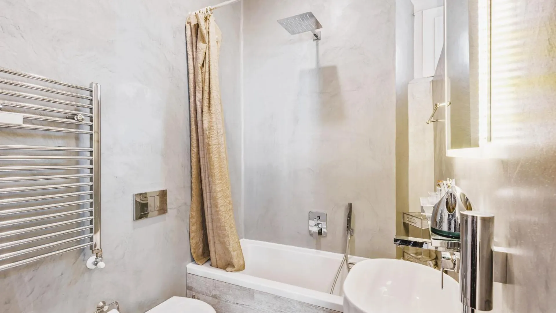 Elegant Apartment In Milan Center Italy