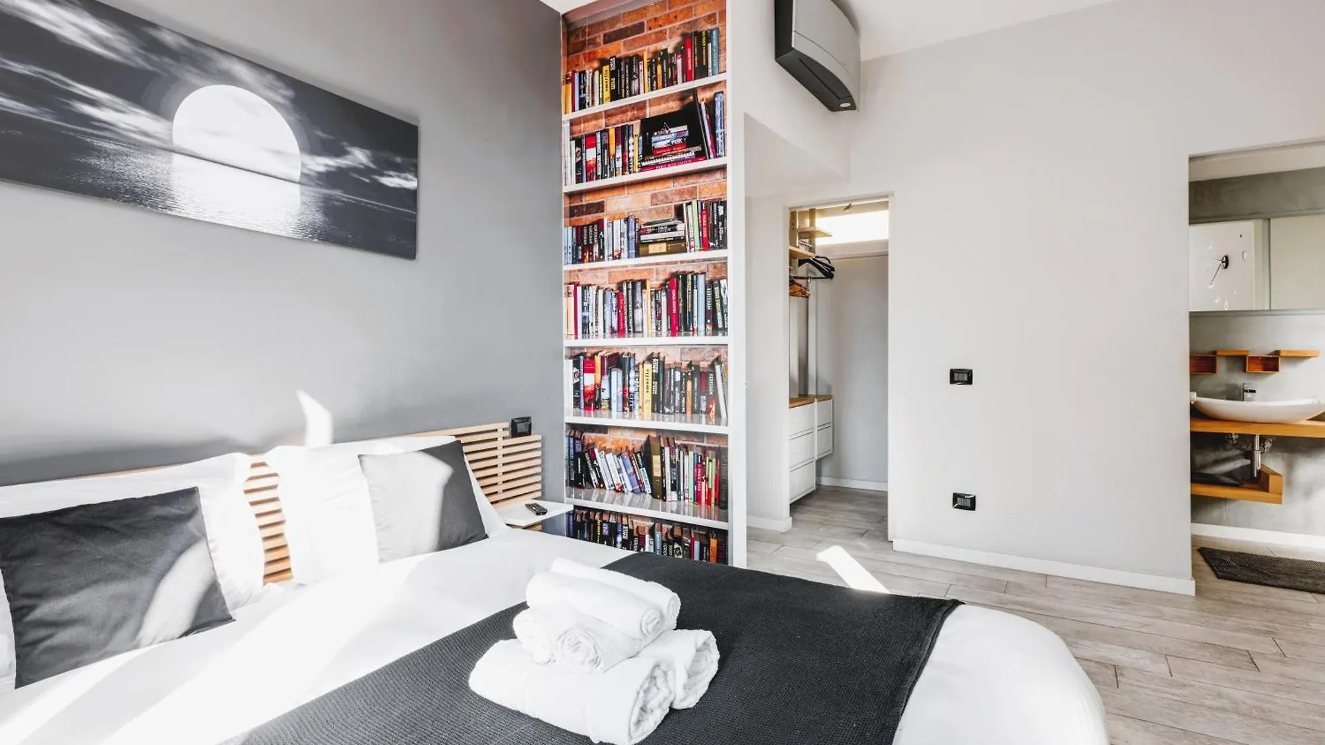 Elegant Apartment In Milan Center